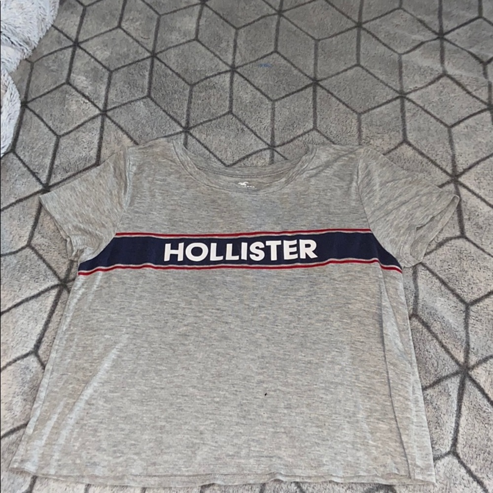 gray t shirt